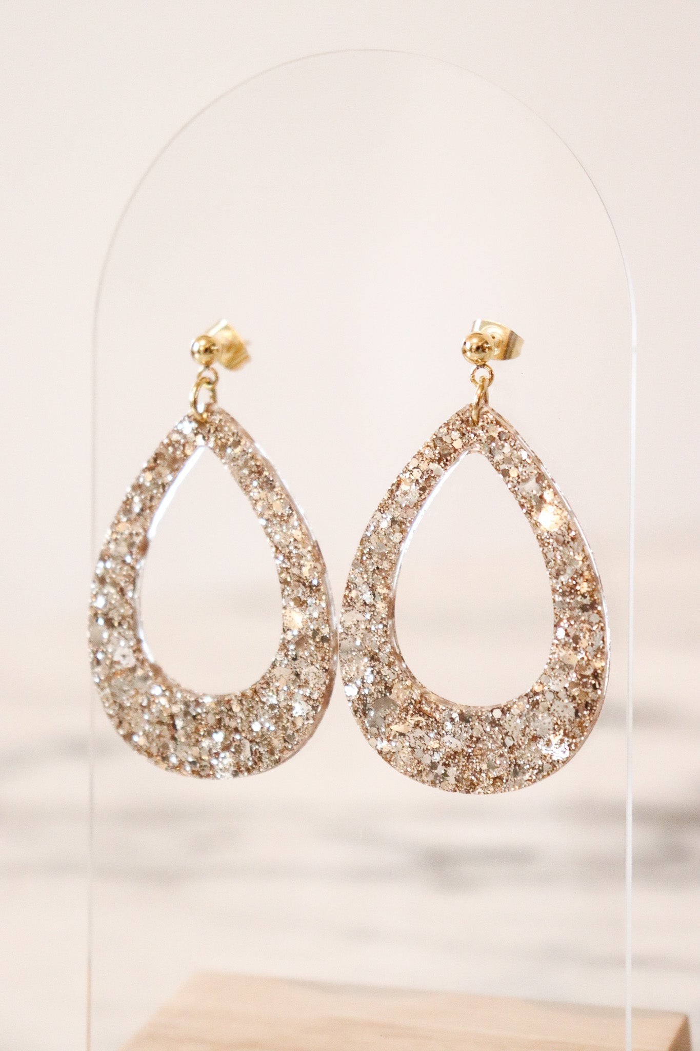 Boucles d'oreilles goutte résine pailletée