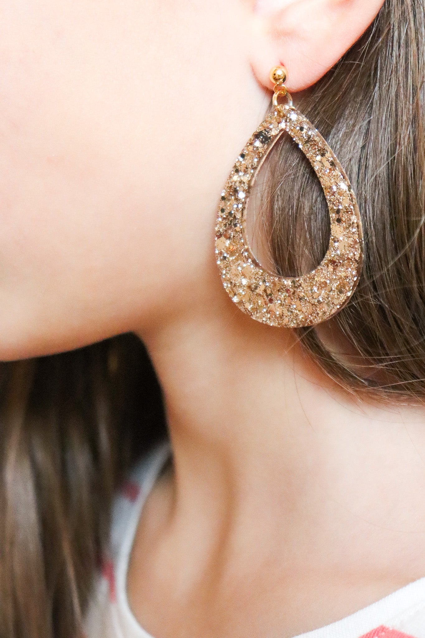 Boucles d'oreilles goutte résine pailletée