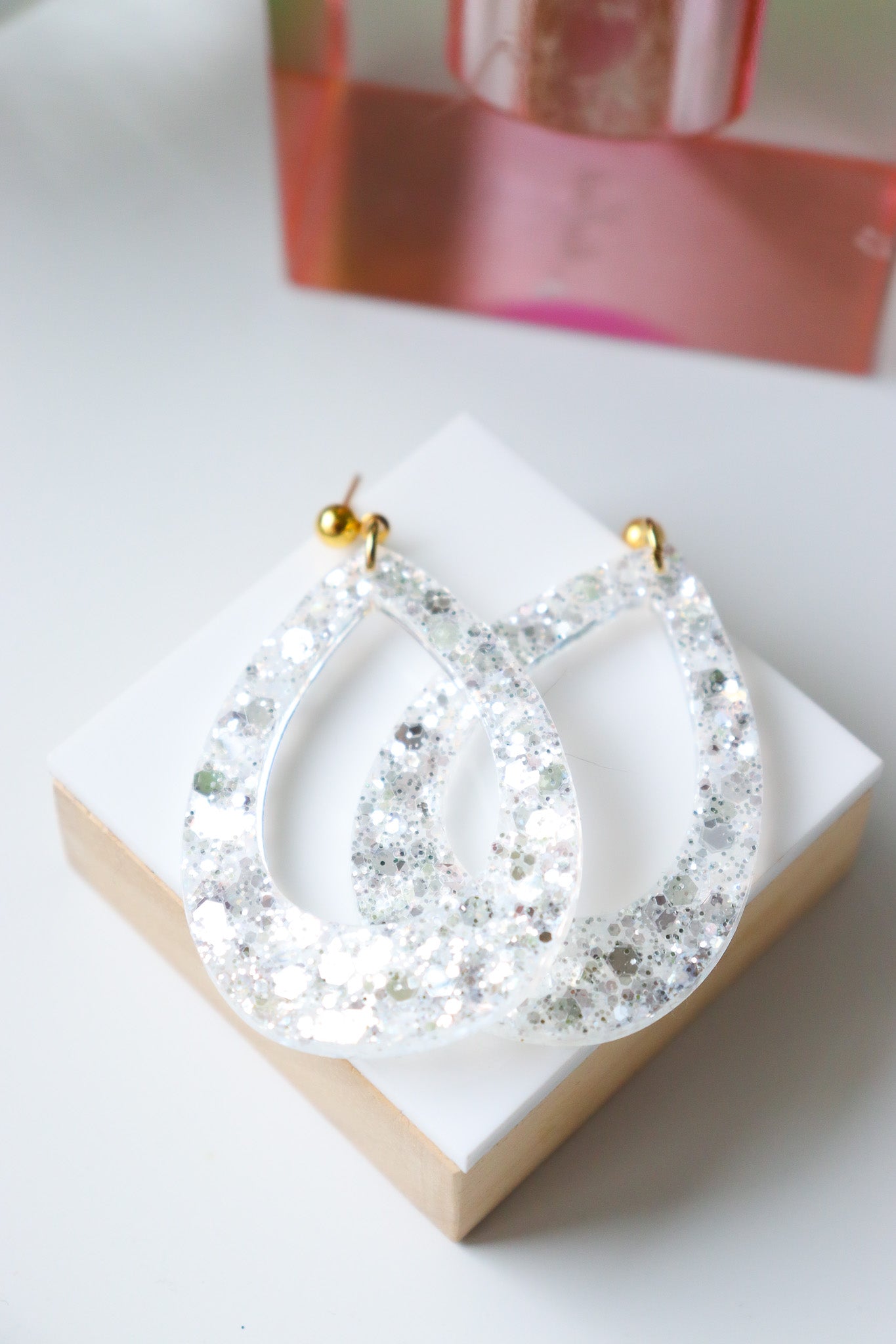Boucles d'oreilles goutte résine pailletée